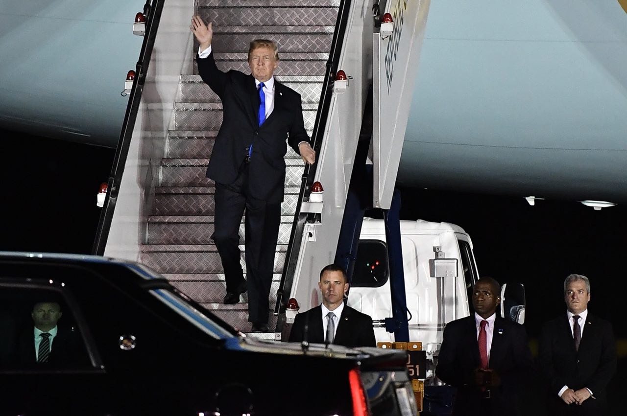 Không lực Một chở Tổng thống Trump đáp xuống Singapore
