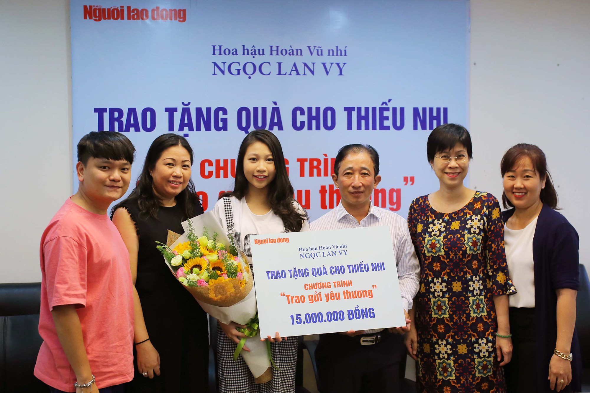 Hoa hậu Hoàn Vũ nhí ủng hộ trẻ em có hoàn cảnh khó khăn