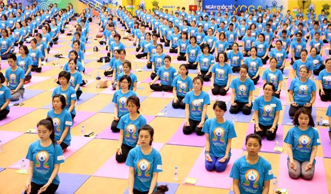 1.200 người đồng diễn bài Giao thức Yoga