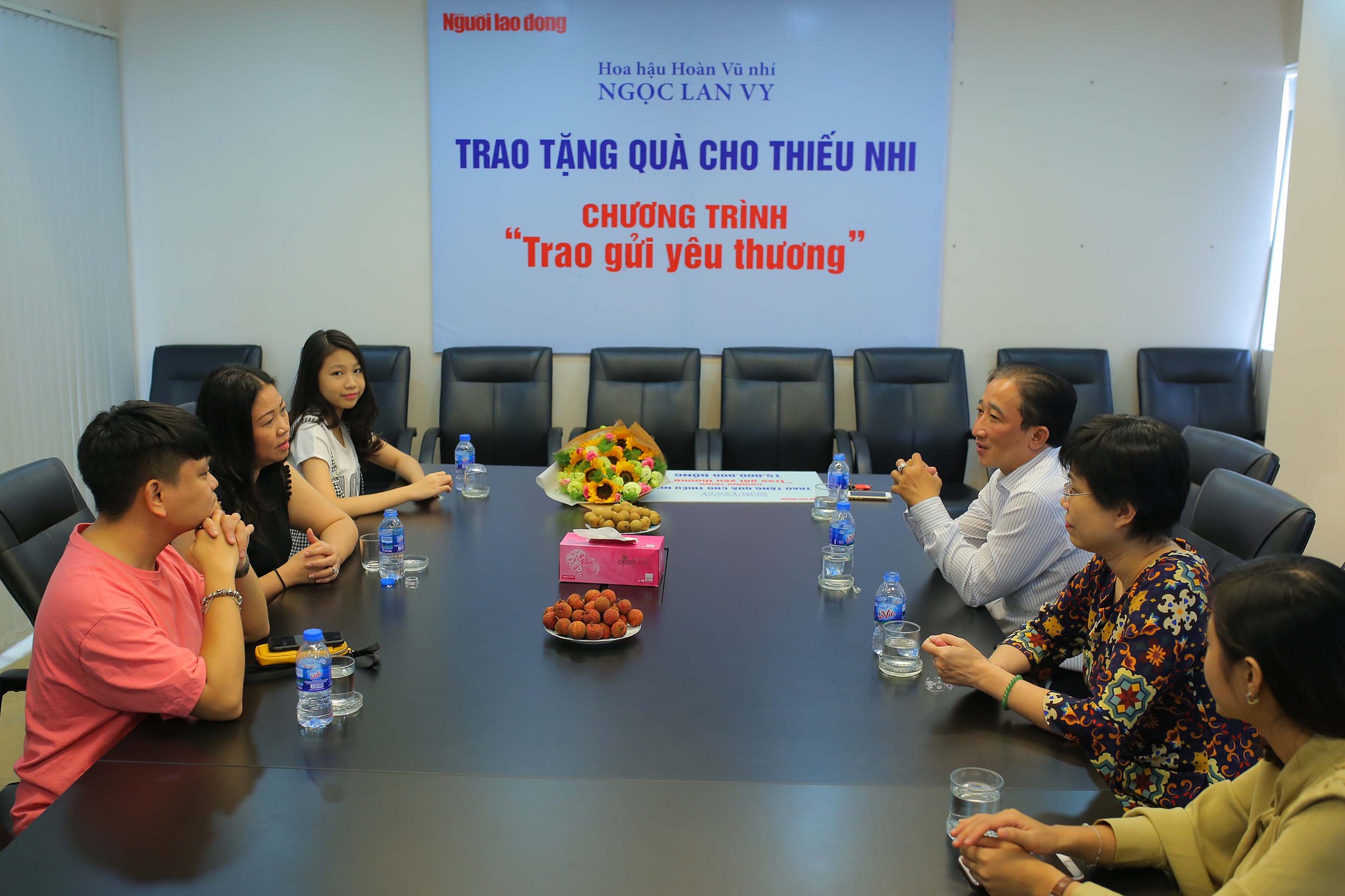 Hoa hậu Hoàn Vũ nhí ủng hộ trẻ em có hoàn cảnh khó khăn - Ảnh 1.