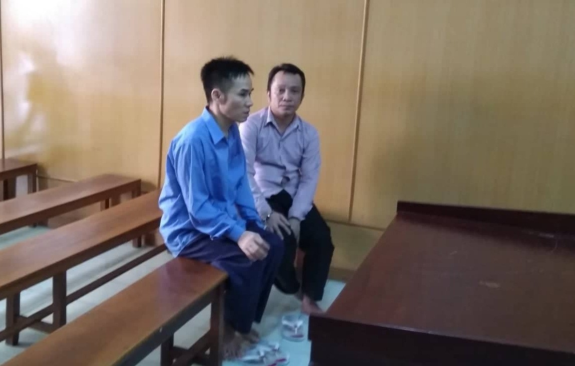 Đu d&acirc;y v&agrave;o si&ecirc;u thị, lấy trộm l&ocirc; điện thoại hơn nửa tỉ đồng - Ảnh 1.