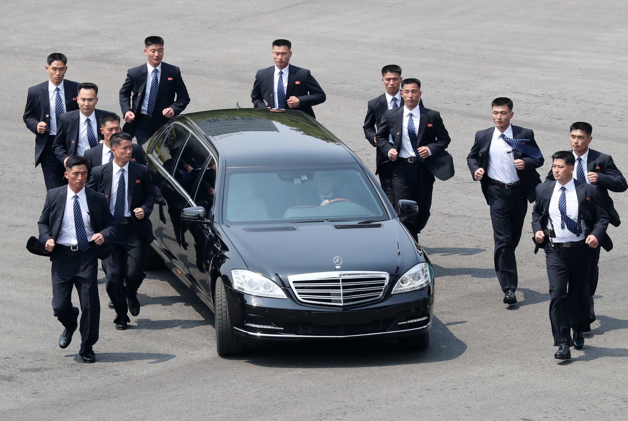 Những lớp lá chắn quanh ông Kim Jong-un ở Singapore - Ảnh 1.