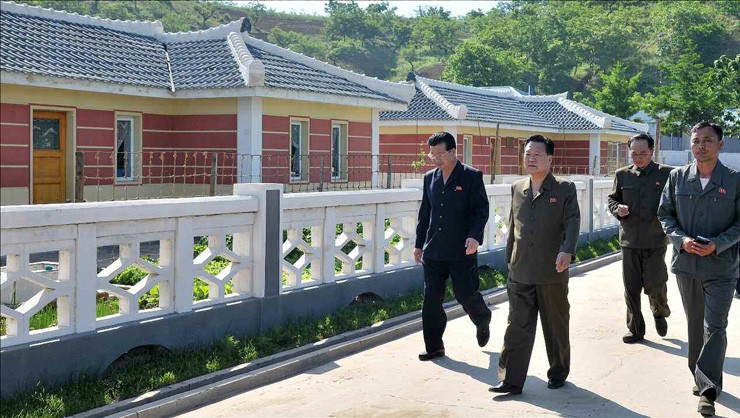 Tới Singapore, ông Kim Jong-un để lại "cánh tay phải" ở nhà