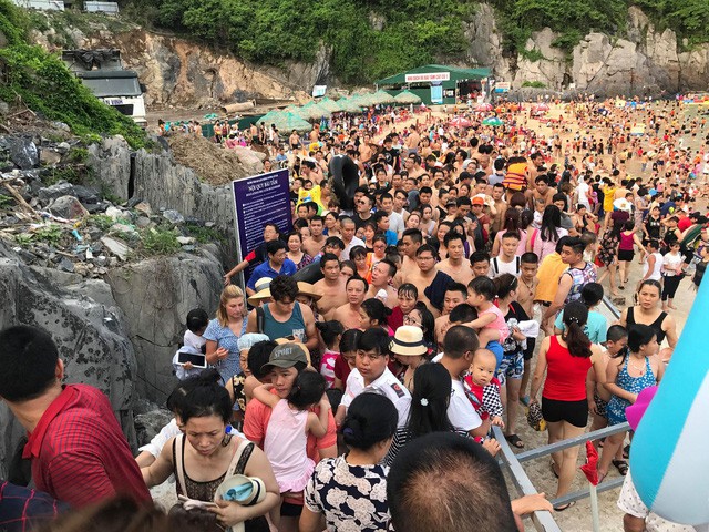 Chen chúc tắm biển, Cát Bà “thất thủ” mùa du lịch - Ảnh 2.