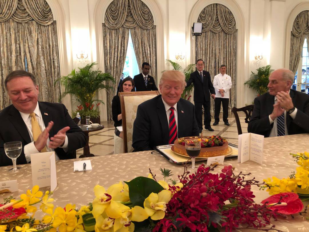 Chiếc b&aacute;nh sinh nhật bất ngờ tr&ecirc;n b&agrave;n Tổng thống Trump - Ảnh 1.