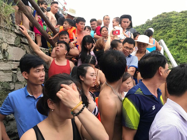 Chen chúc tắm biển, Cát Bà “thất thủ” mùa du lịch - Ảnh 5.
