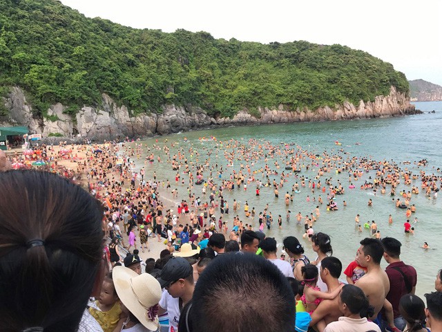 Chen chúc tắm biển, Cát Bà “thất thủ” mùa du lịch - Ảnh 7.