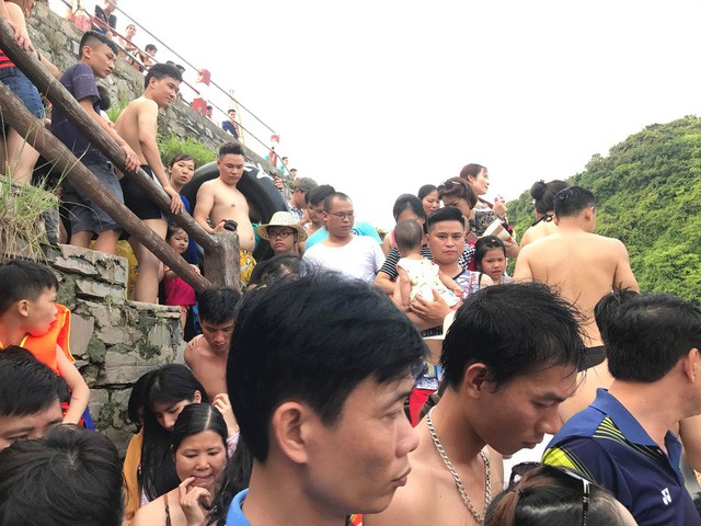 Chen chúc tắm biển, Cát Bà “thất thủ” mùa du lịch - Ảnh 9.