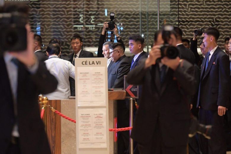 Ông Kim Jong-un dạo phố đêm Singapore - Ảnh 3.