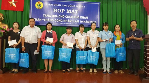 Thăm hỏi, tặng qu&agrave; c&ocirc;ng nh&acirc;n bị tai nạn lao động - Ảnh 1.