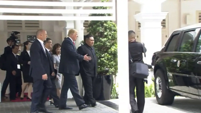 Tổng thống Donald Trump khoe “Quái thú” với ông Kim Jong-un
