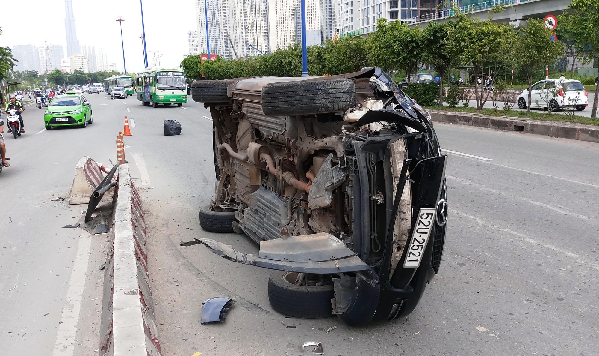 &ldquo;Xế hộp&rdquo; lật như phim tr&ecirc;n xa lộ H&agrave; Nội - Ảnh 1.