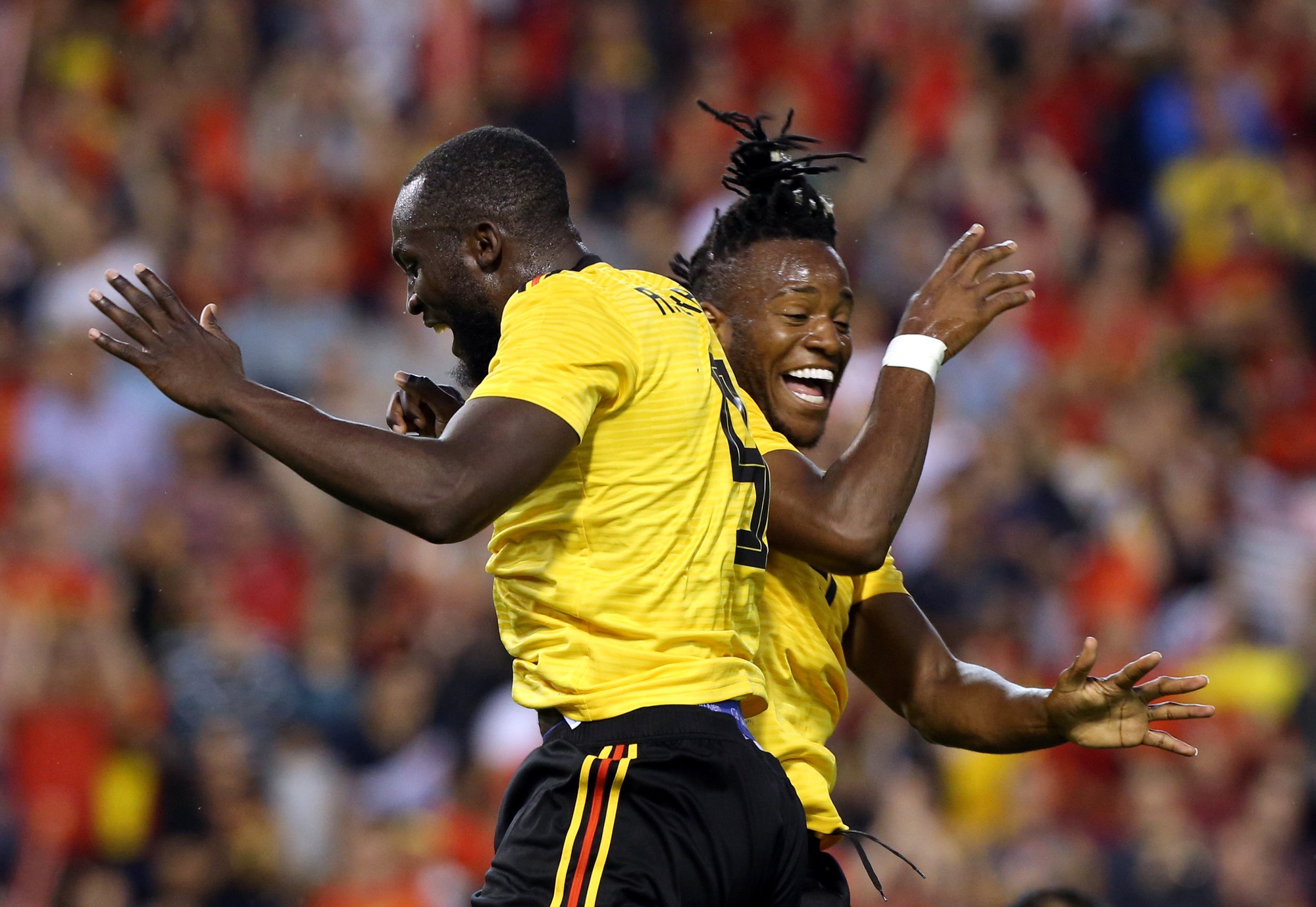 Lukaku lập "cú đúp", Bỉ thót tim với chấn thương Hazard