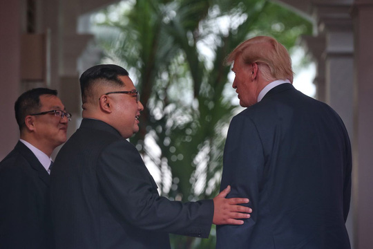 Thượng đỉnh Mỹ - Triều: Đằng sau cái bắt tay 12 giây của ông Trump - Kim