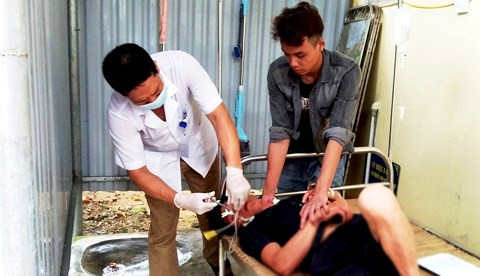 Vợ bỏ đi, chồng gọi điện không được liền ăn lá ngón tự tử