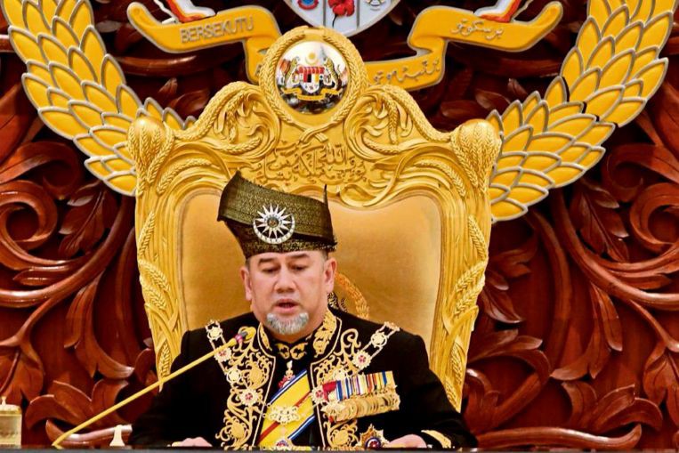 Vua Malaysia tự giảm "lương" giúp trả nợ quốc gia