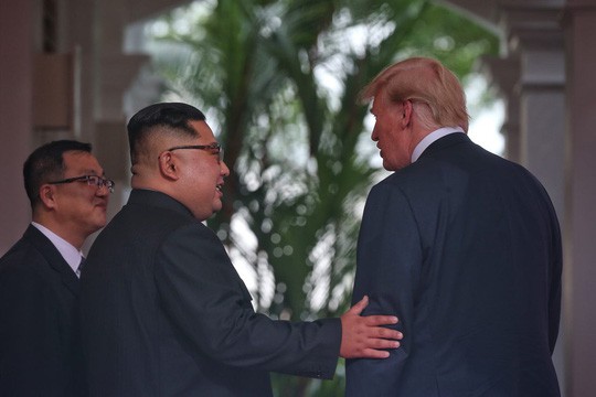 Tổng thống Donald Trump n&oacute;i về &ocirc;ng Kim Jong-un: Ch&uacute;ng t&ocirc;i đ&atilde; b&eacute;n t&igrave;nh - Ảnh 2.