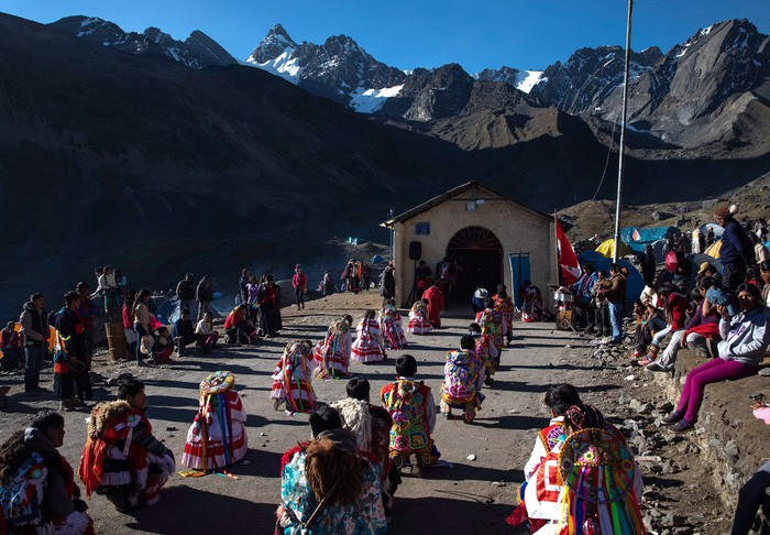 Rực rỡ sắc m&agrave;u tại lễ hội tuyết v&agrave; sao ở Peru - Ảnh 13.