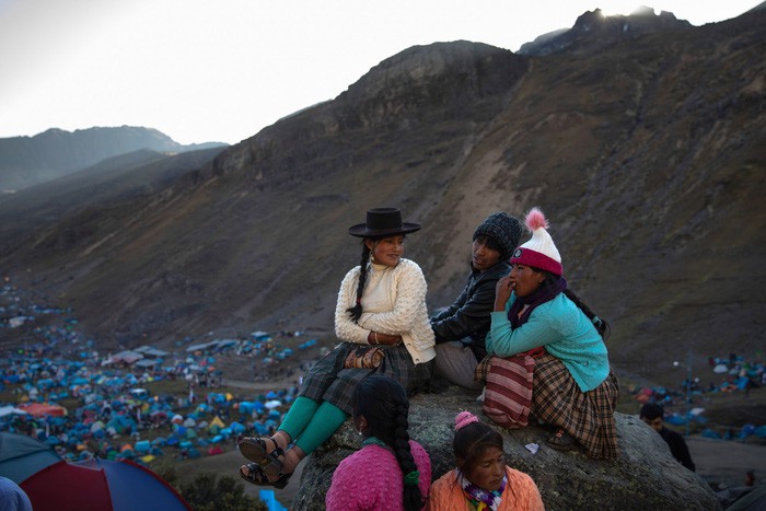 Rực rỡ sắc m&agrave;u tại lễ hội tuyết v&agrave; sao ở Peru - Ảnh 7.
