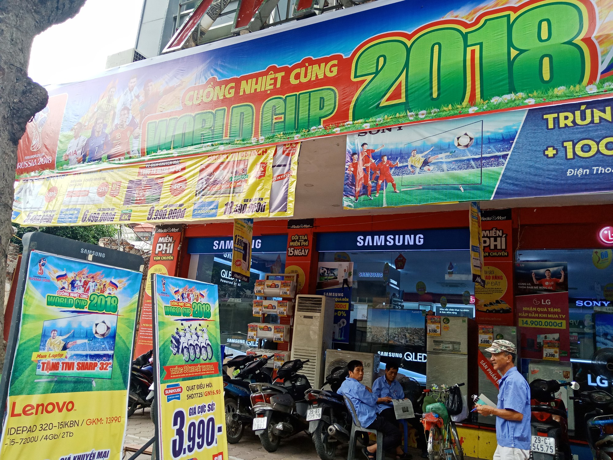 Ngập tràn không khí rạo rực của World Cup trước giờ bóng lăn tại Hà Nội - Ảnh 11.