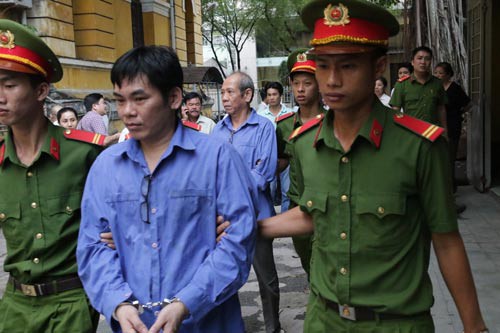 Các bị cáo đua nhau chối tội