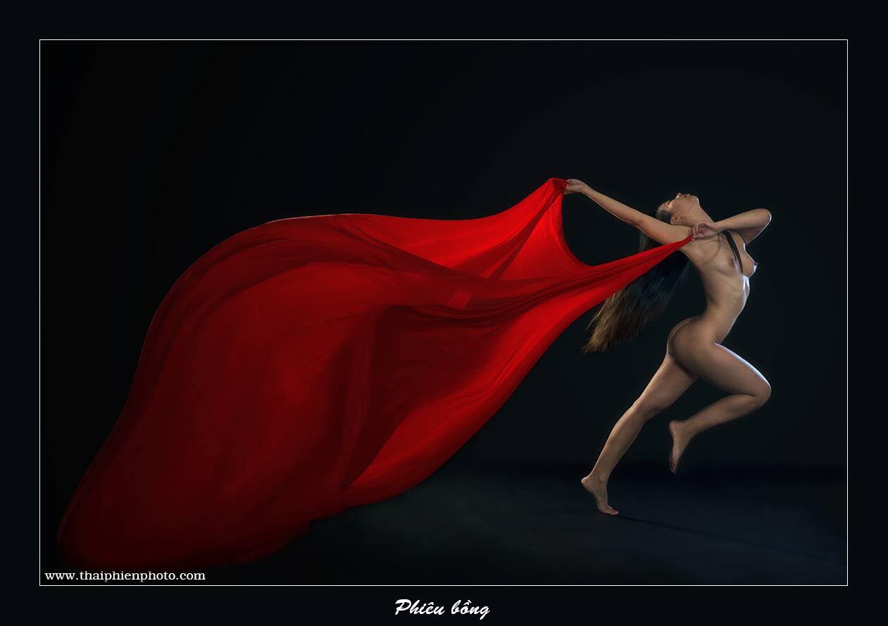 Bỏng mắt với ảnh nude "Miền cổ tích" của Thái Phiên