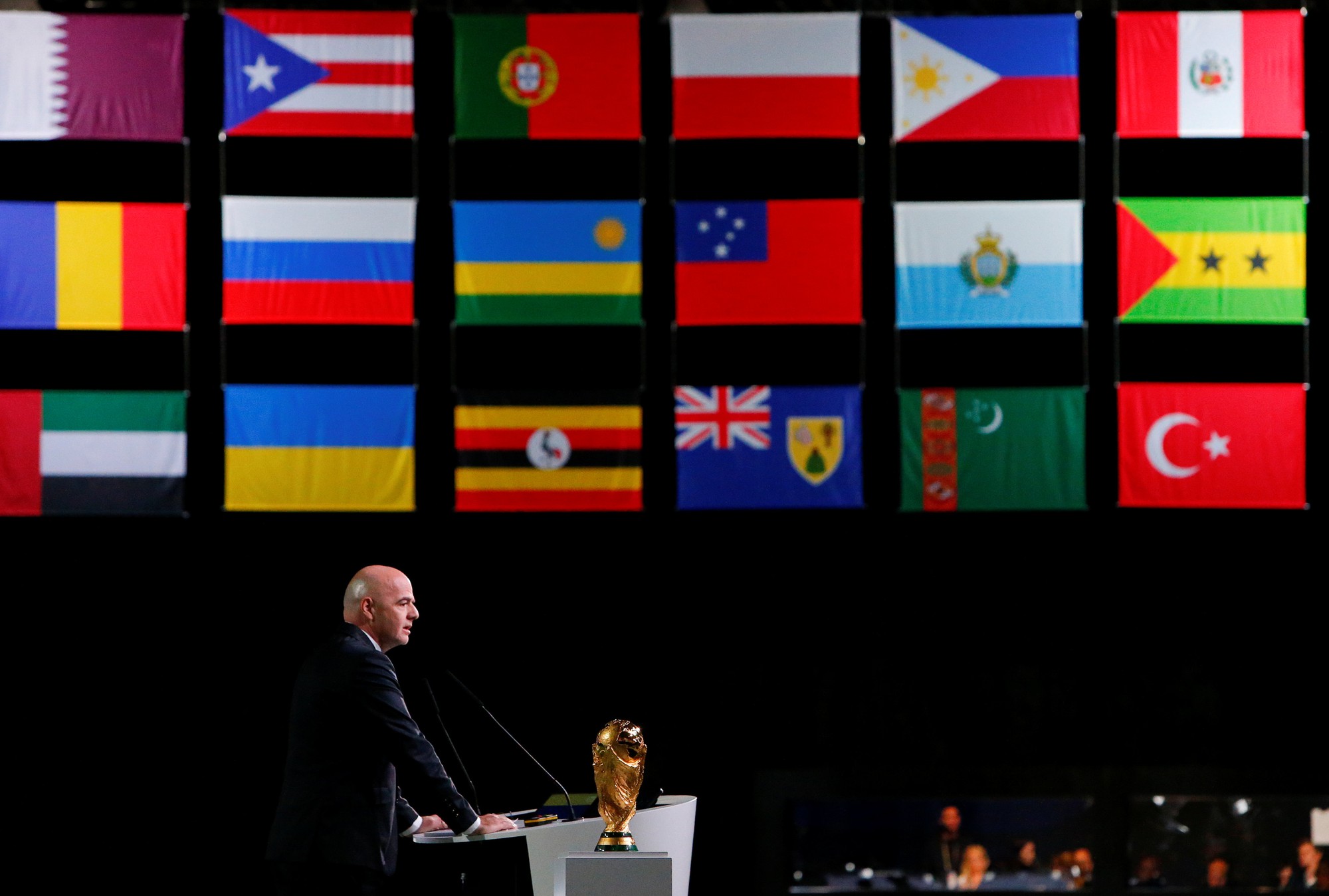 FIFA sẽ phạt nặng với hành vi phân biệt chủng tộc - Ảnh 1.