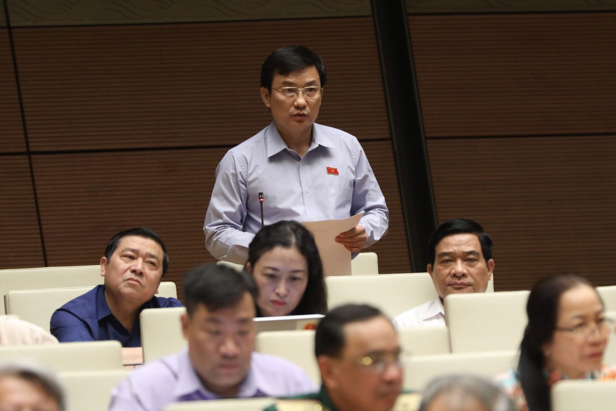 Bố làm quan, con phải kê khai