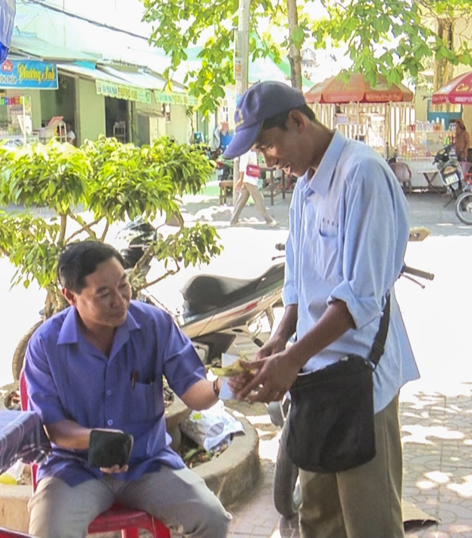Người đ&agrave;n &ocirc;ng ngh&egrave;o b&aacute;n v&eacute; số dạo ch&iacute;nh thức trở th&agrave;nh c&ocirc;ng chức - Ảnh 2.