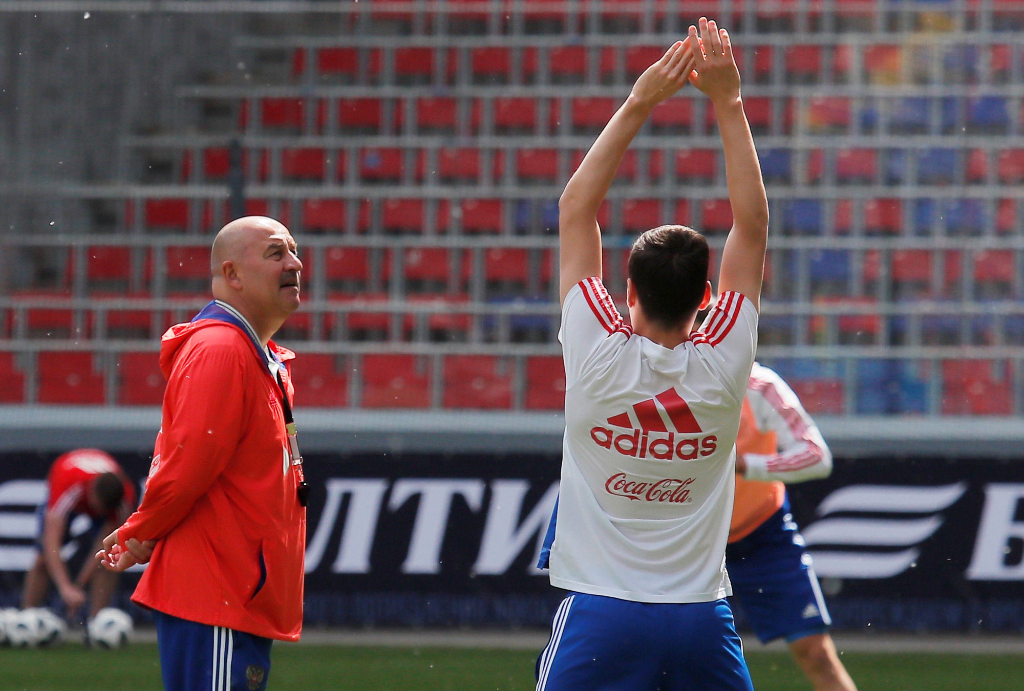 Nga: Vất vả có khi câu được cá