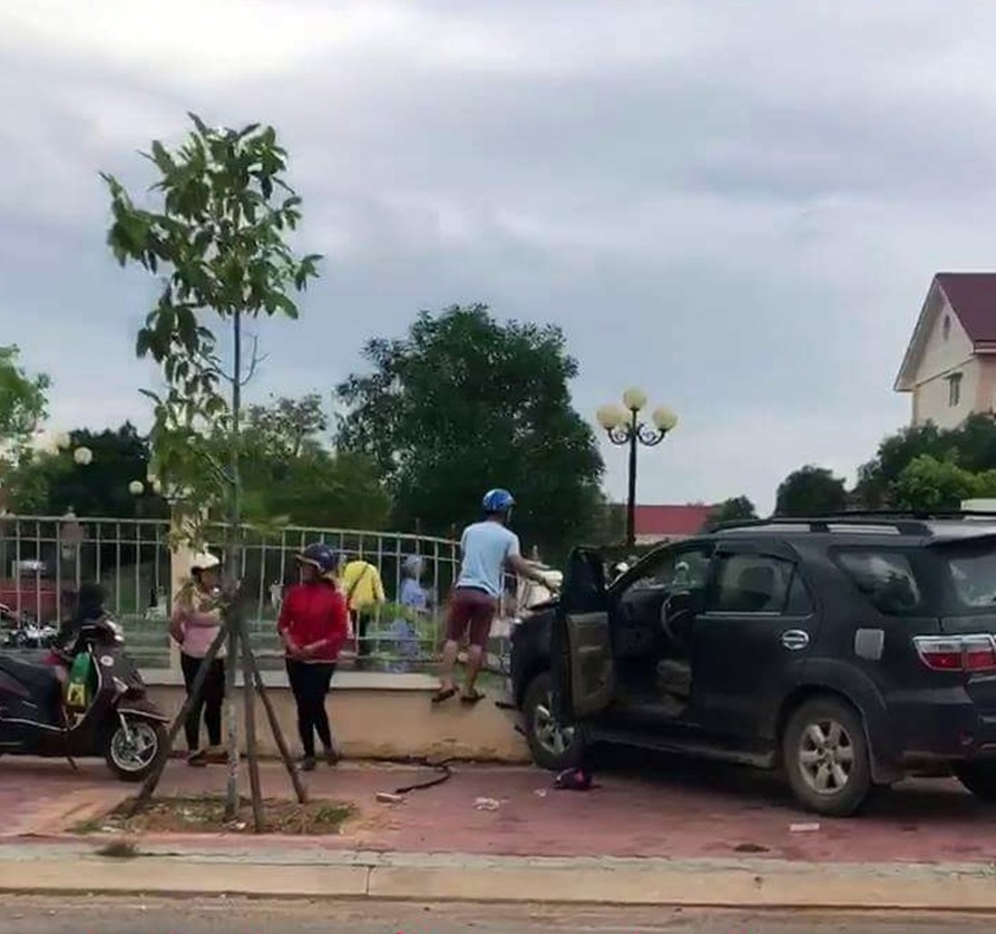 Sau khi cãi nhau, em rể lái xe con tông thẳng anh vợ rồi bỏ đi?