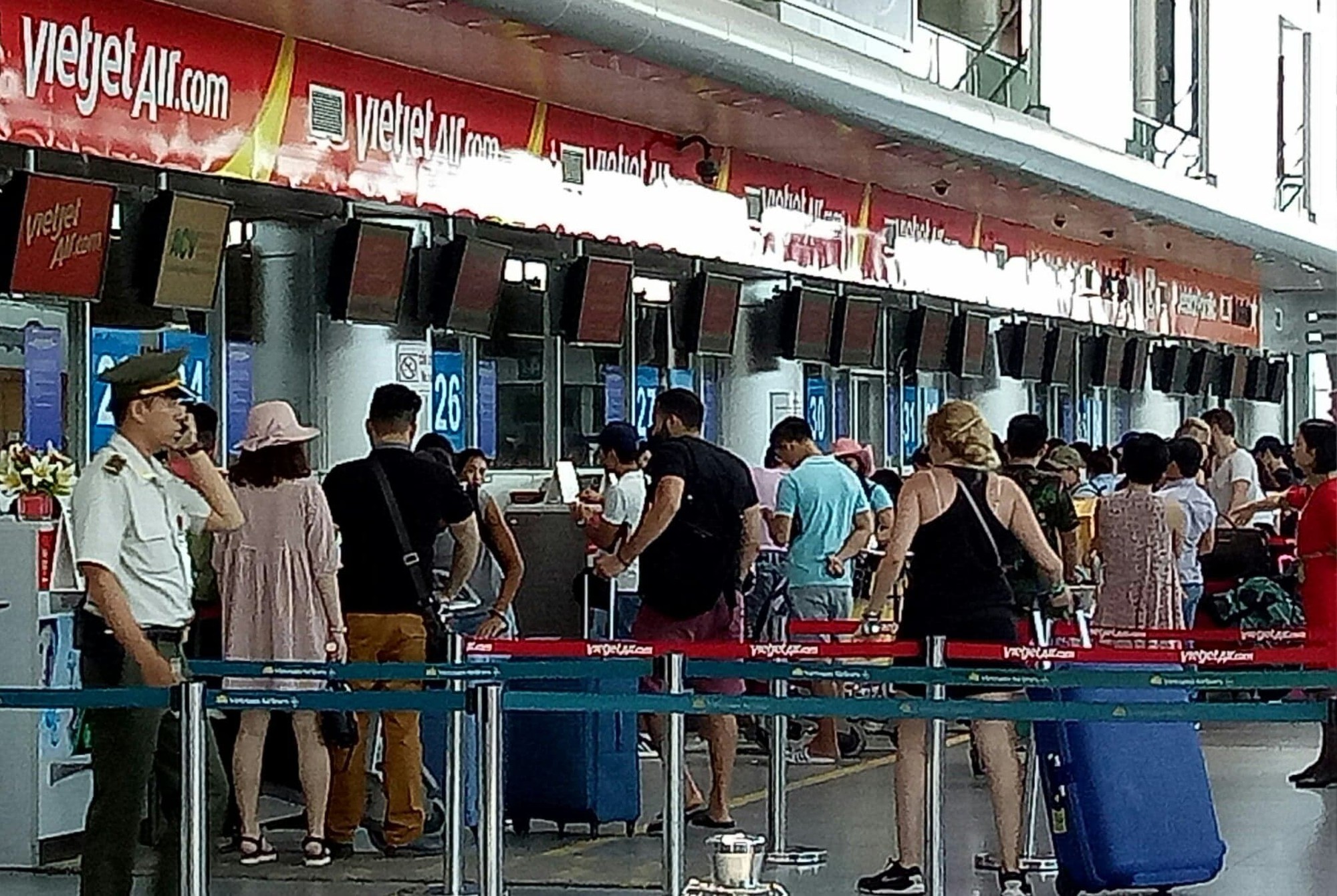 Cấm bay khách ném điện thoại rách mí mắt nữ nhân viên hàng không