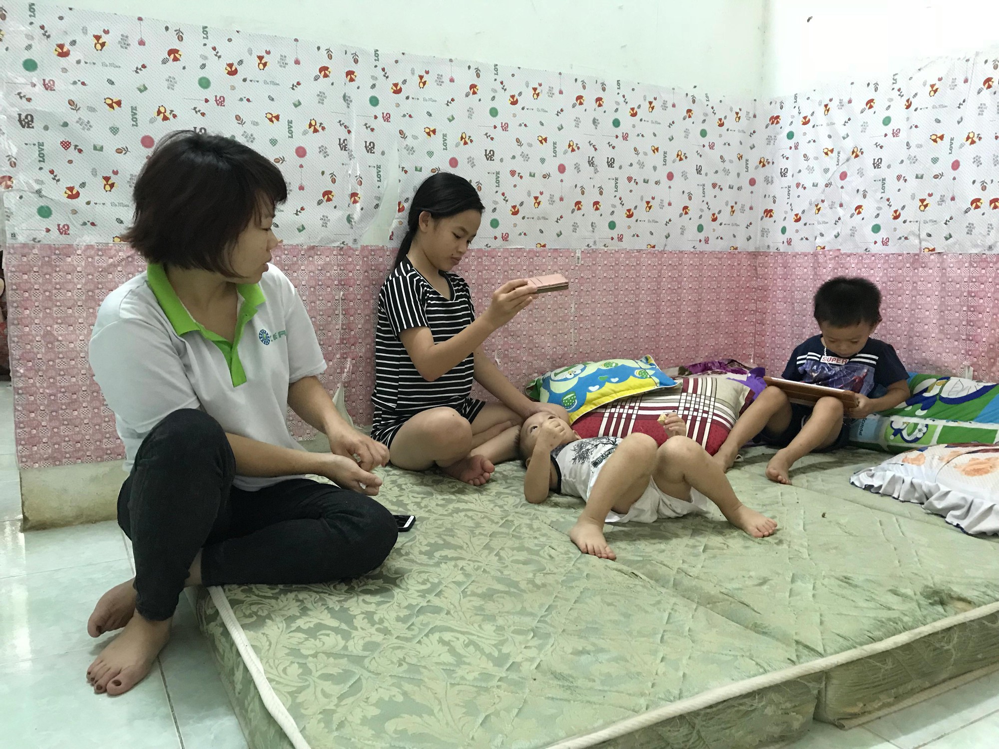 Mệt phờ khi con nghỉ hè