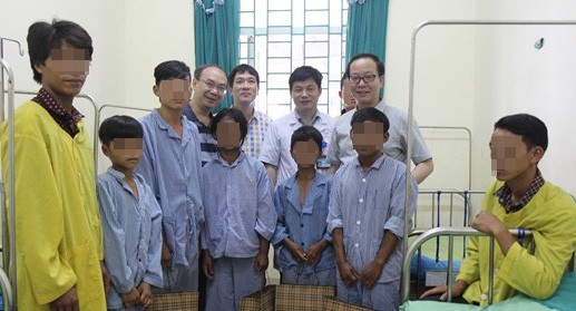 Hi hữu 3 anh em ruột cùng mang bộ phận sinh dục bất thường