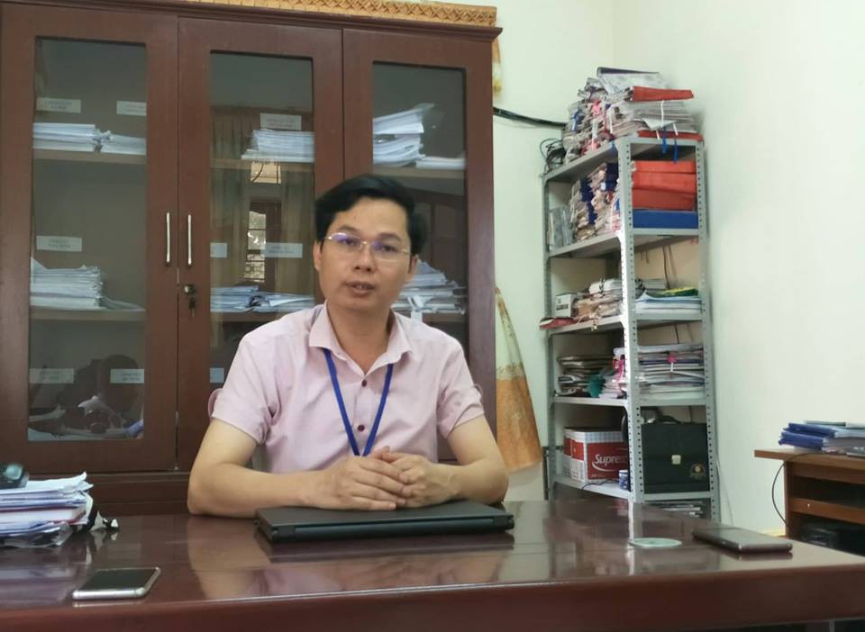 Vụ c&ocirc; gi&aacute;o quỳ kh&oacute;c xin tiếp tục dạy: Chủ tịch thị trấn nghi c&oacute; sự x&uacute;i giục - Ảnh 2.