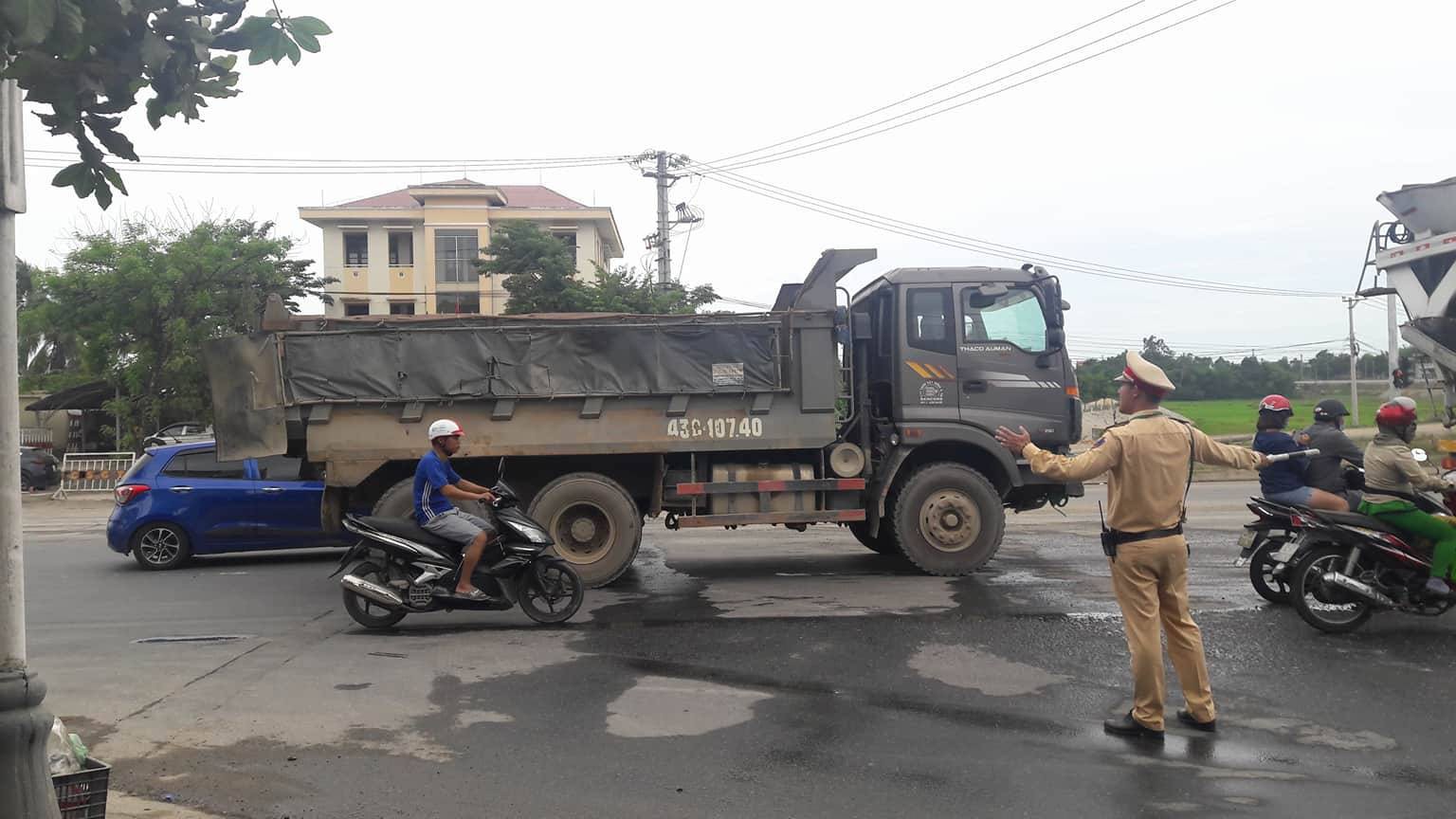Đà Nẵng: Người dân tiếp tục chặn xe tải phá nát đường, gây ô nhiễm