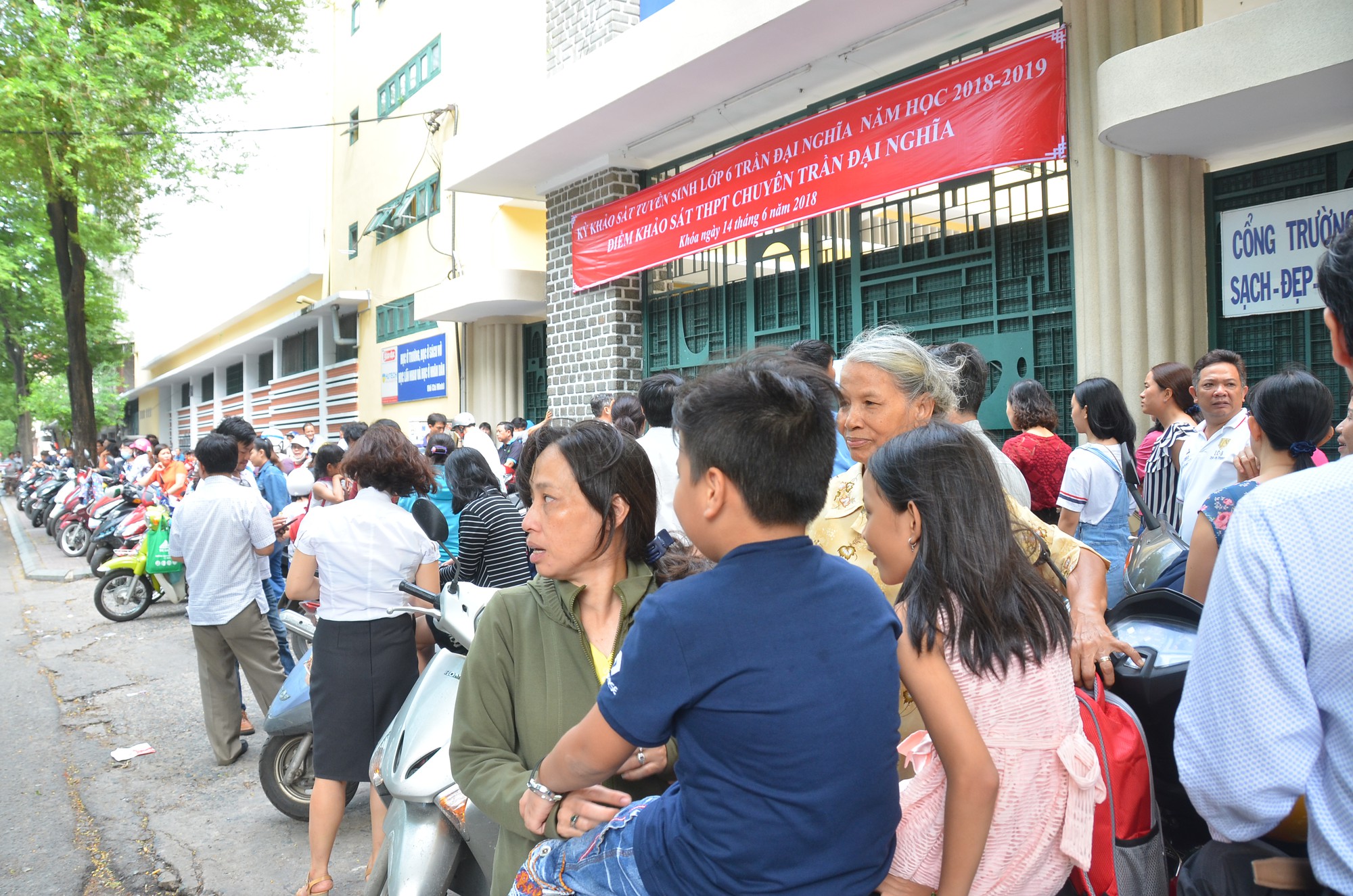 Hồi hộp chờ cục cưng thi v&agrave;o trường hot nhất TP HCM - Ảnh 1.