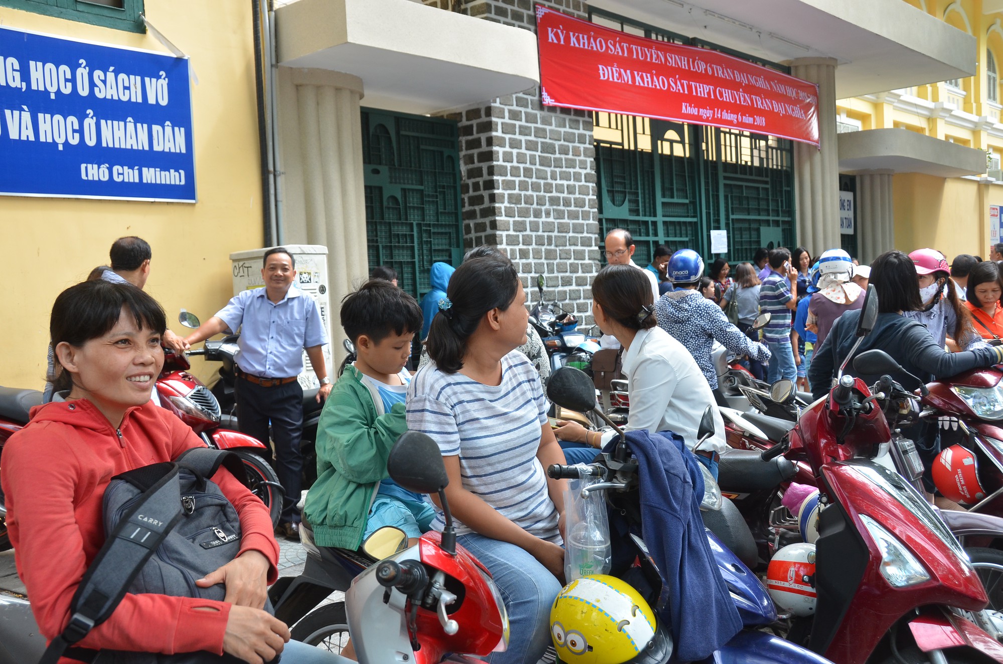 Hồi hộp chờ cục cưng thi v&agrave;o trường hot nhất TP HCM - Ảnh 2.