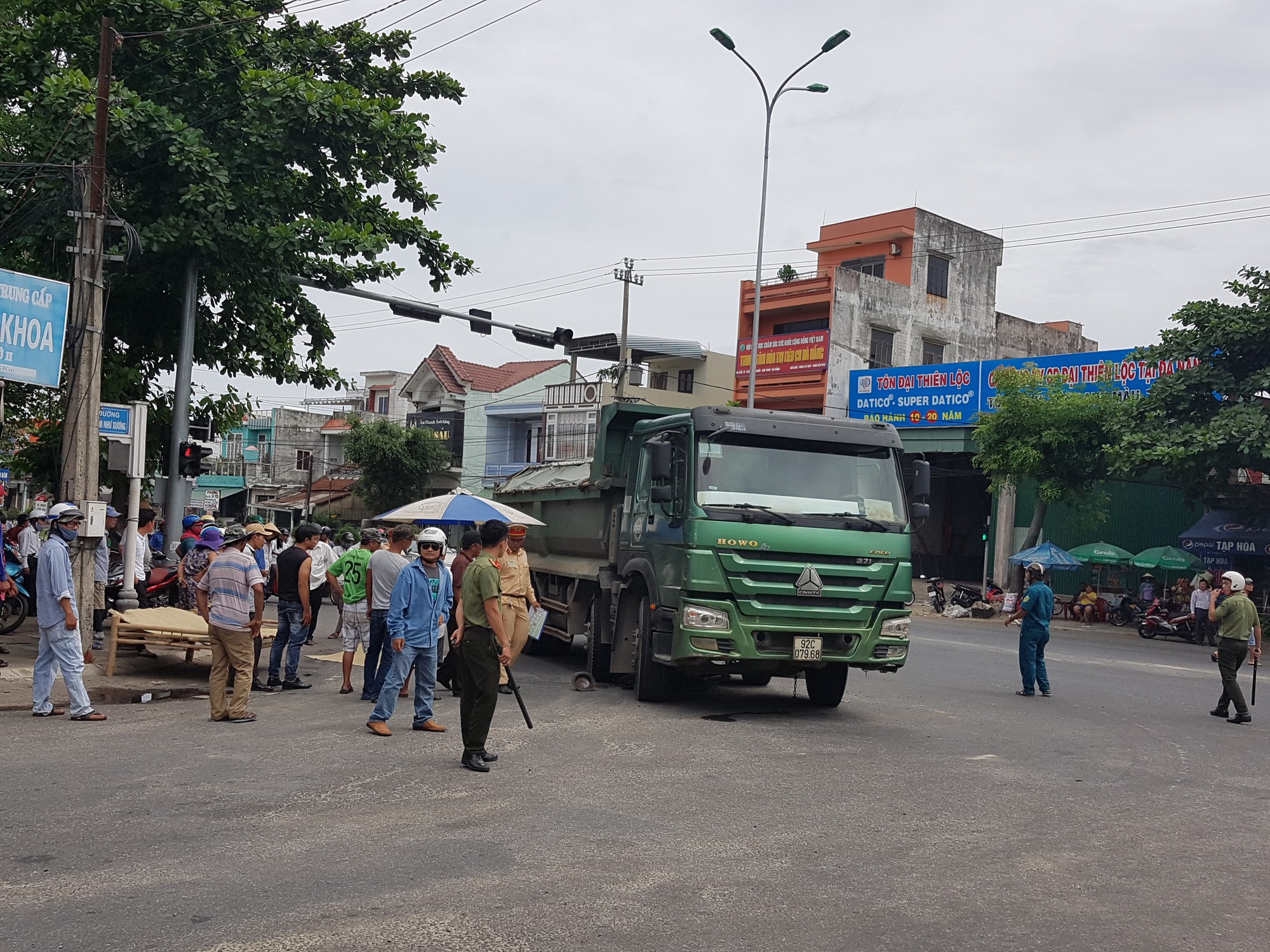 Xe ben tông xe đạp, cụ ông 93 tuổi tử vong tại chỗ