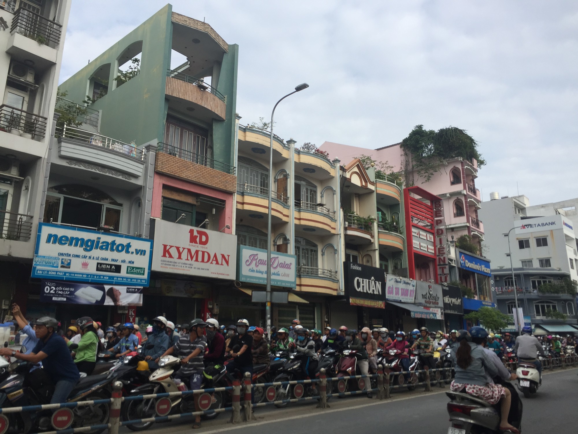 Kẹt xe kinh hoàng ở cầu kênh Tẻ - Ảnh 4.