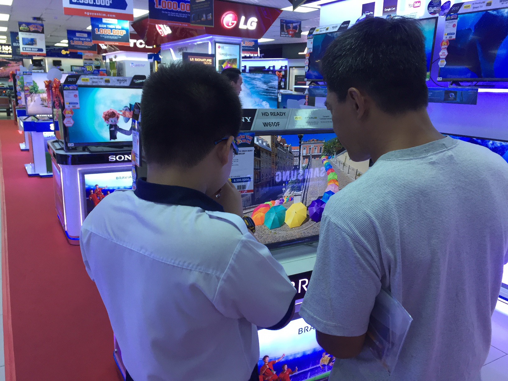 Đổ x&ocirc; mua tivi trước giờ khai mạc World Cup 2018 - Ảnh 3.