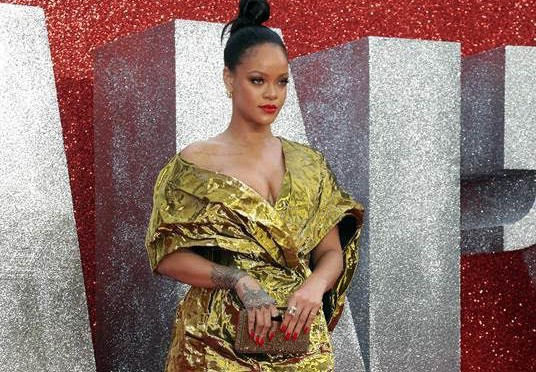Khoe ngực quá đà, Rihanna lúng túng trên thảm đỏ