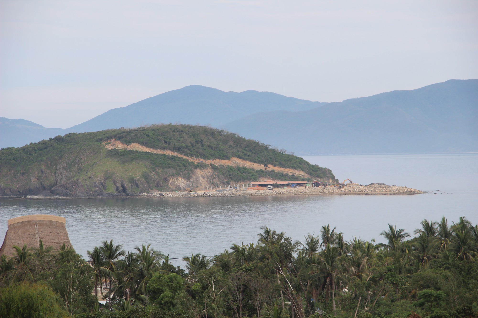 Trêu ngươi dư luận