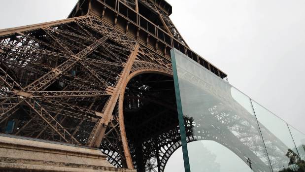 Tháp Eiffel "mặc giáp chống đạn"
