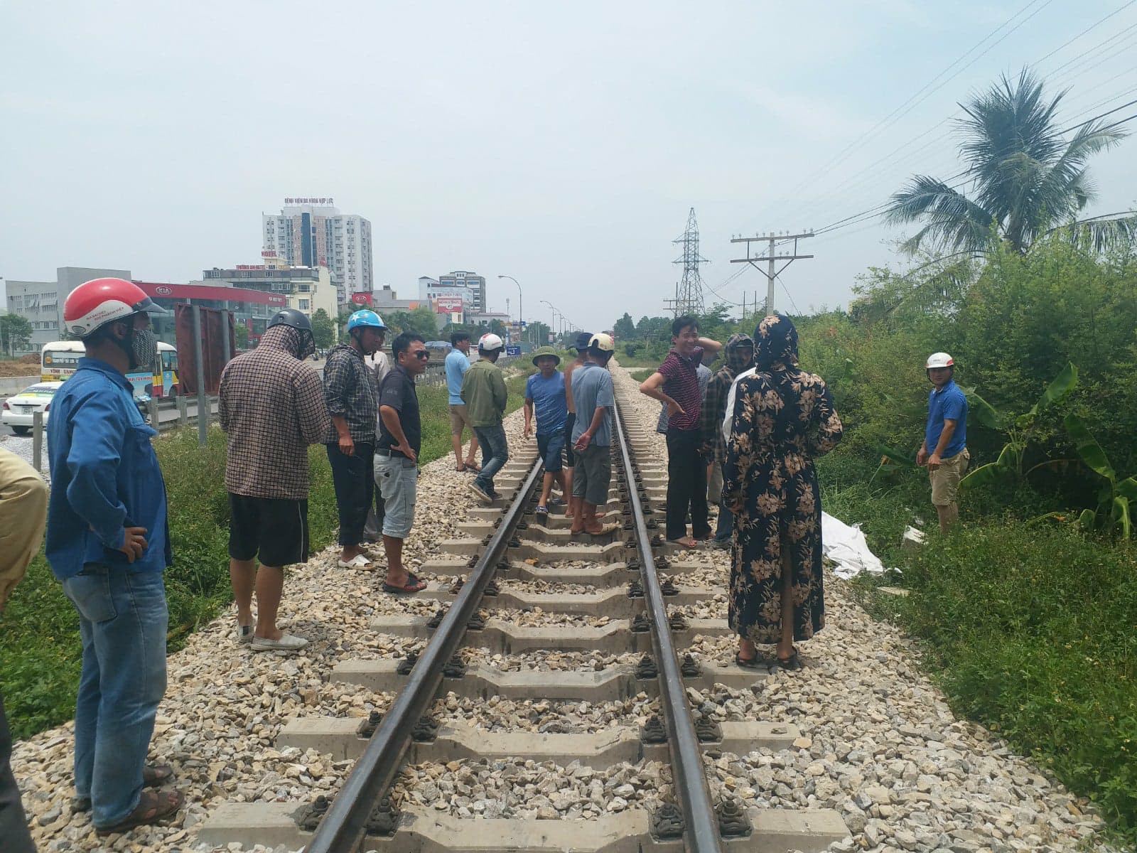 Băng qua đường sắt, đôi nam nữ đi xe máy bị tông tử vong