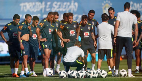 Y&Ecirc;U m&ugrave;a World Cup: Mắt nhắm, mắt mở - Ảnh 2.