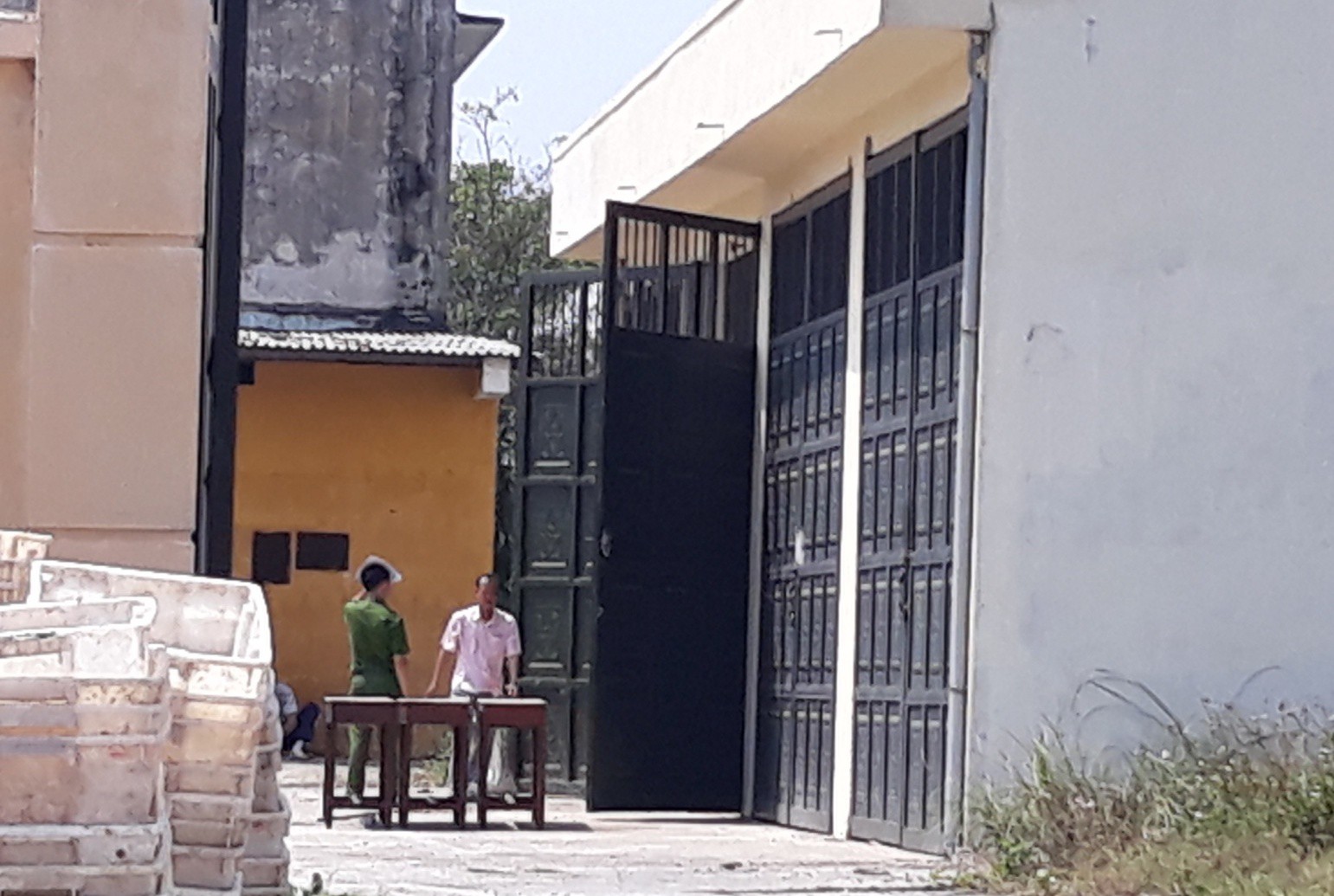 Bắt c&aacute;n bộ Cục Hải quan Quảng Nam li&ecirc;n quan vụ nhập lậu h&agrave;ng Trung Quốc - Ảnh 2.