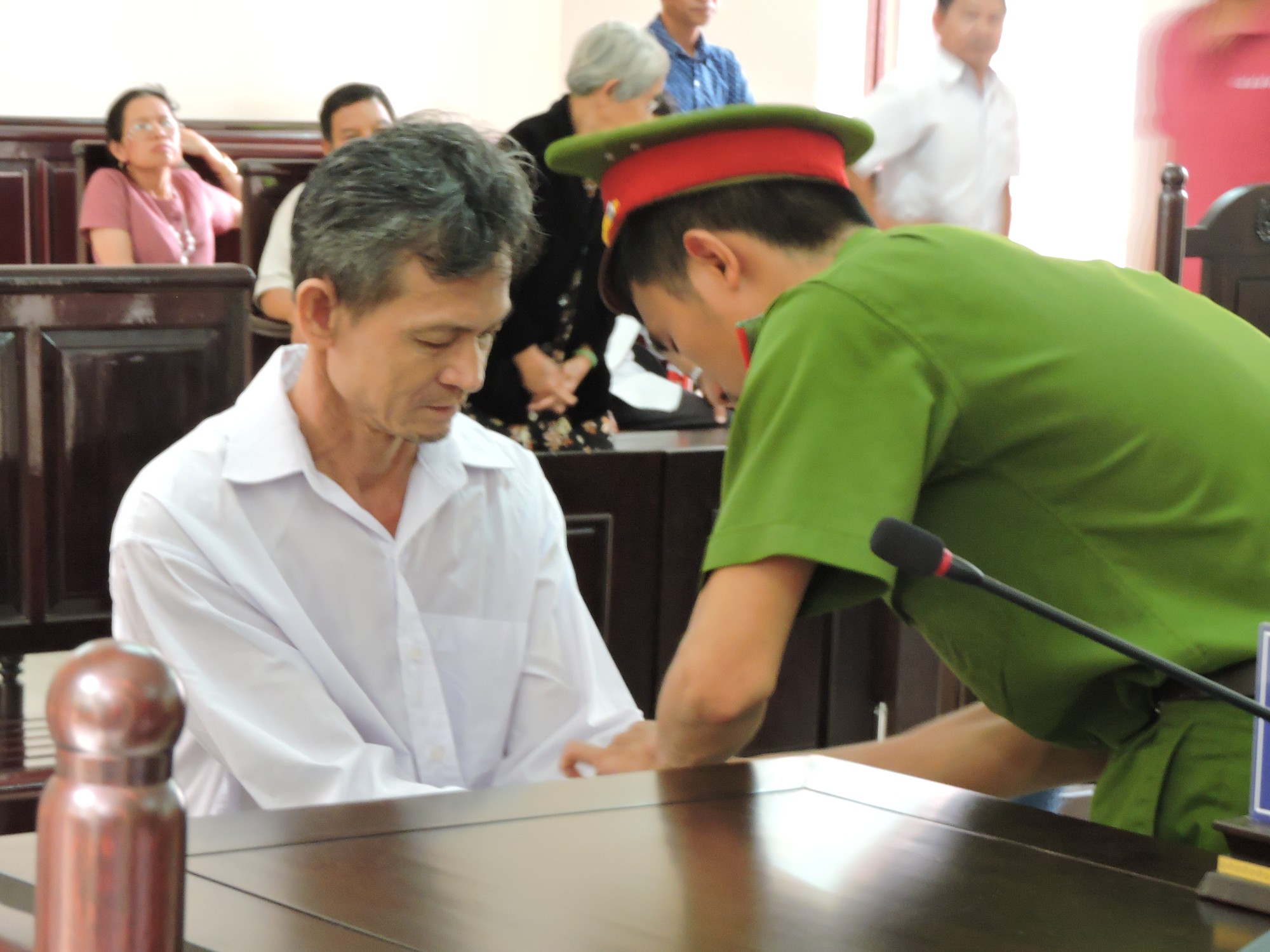 Tuyên tử hình kẻ giết người, thuê bạn tù đào hầm trong nhà để trốn