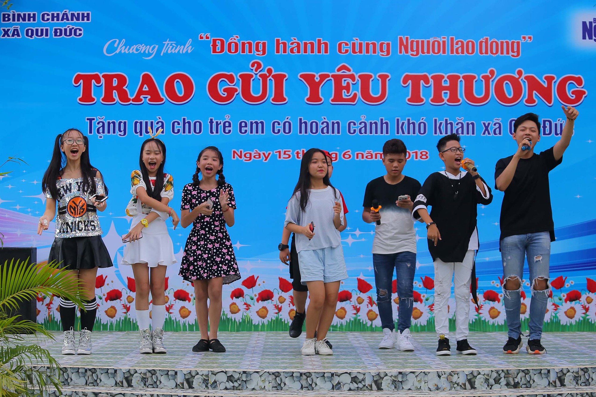 Báo Người Lao Động “Trao gửi yêu thương” đến thiếu nhi - Ảnh 3.