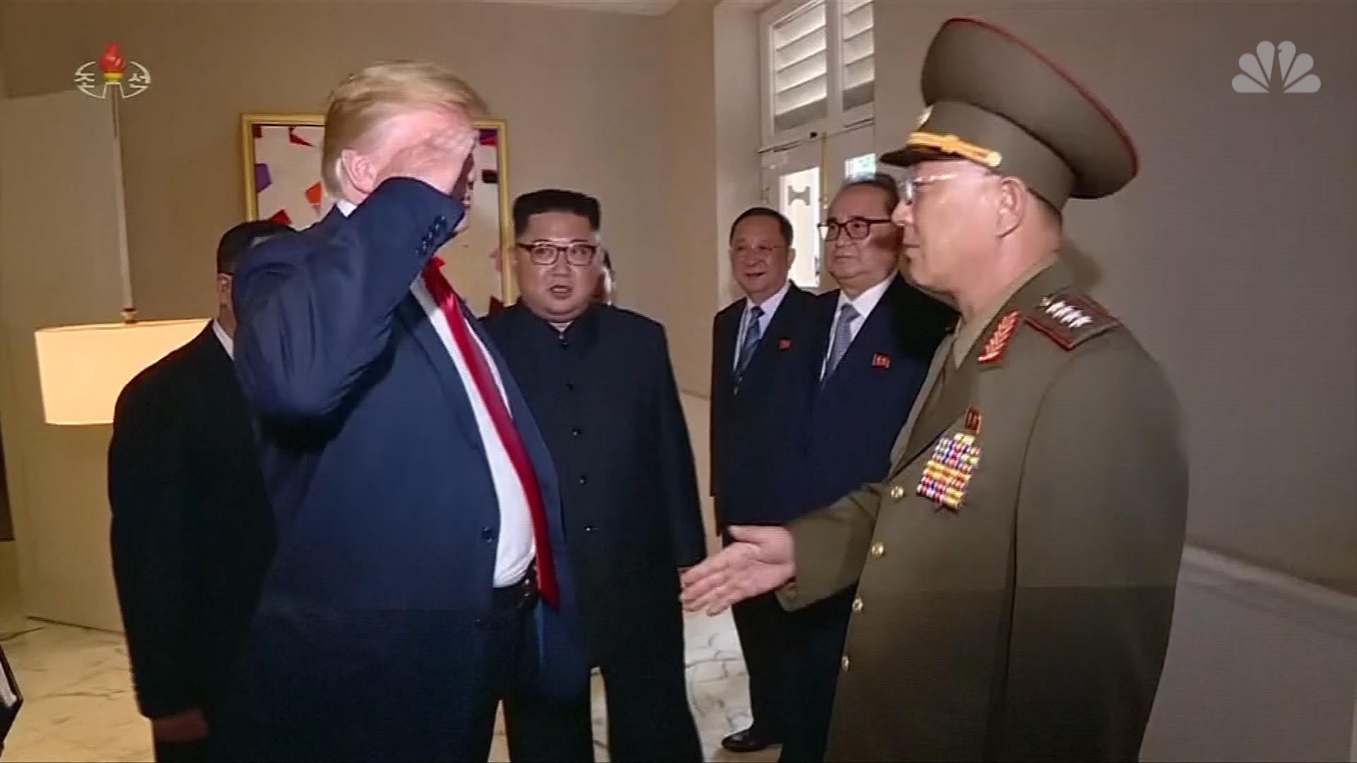 Hình ảnh ông Trump chào tướng Triều Tiên theo kiểu nhà binh gây ngỡ ngàng